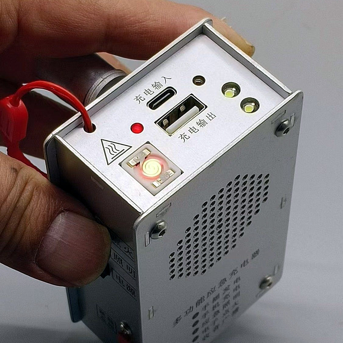 🔋 Rankiniu būdu valdoma avarinė maitinimo stotelė – žibintuvėlis, žiebtuvėlis ir išorinė baterija (1000 mAh)-LT