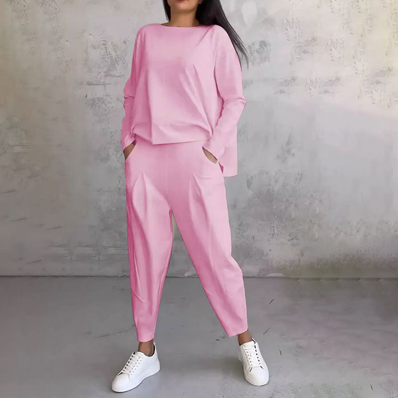 Conjunto dos piezas de manga larga y pantalón con cuello redondo.